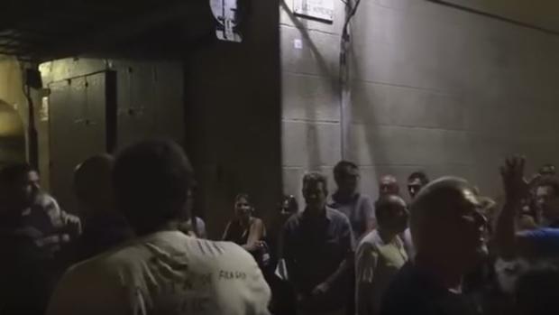 Imagen del momento en el que varios independentistas persiguen a la familia