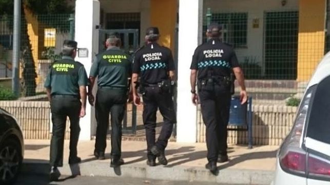 La Guardia Civil investiga el hallazgo de una cámara oculta en el Ayuntamiento de Lepe. 