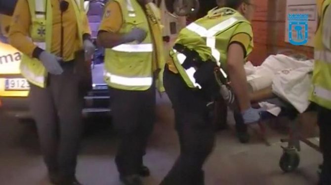 Imagen de video facilitada por Emergencias Madrid del traslado de un ecuatoriano que resultó herido grave en una reyerta en Vallecas, en 2014. 