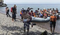 Llegada de un grupo de refugiados en lancha a la costa nororiental de la isla de Lesbos (Grecia).