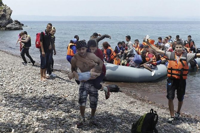 Llegada de un grupo de refugiados en lancha a la costa nororiental de la isla de Lesbos (Grecia).