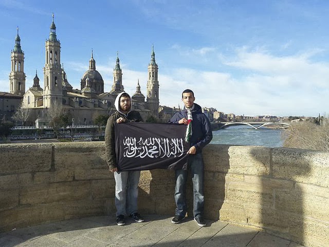 Dos islamistas frente a la basílica del Pilar.