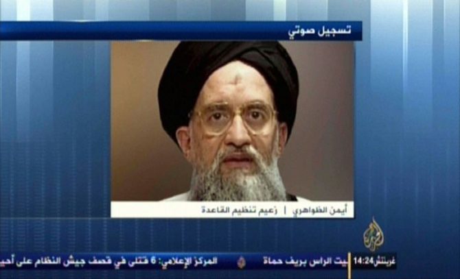 Vista de una imágen difundida por Al-Jazeera el 8 de noviembre de 2013 del jefe de Al Qaida Ayman al-Zawahiri