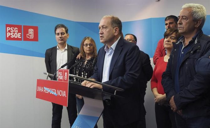 El candidato a la presidencia de la Xunta por el PSdeG, Xoaquín Fernández Leiceaga, comparece ante los medios en la sede Sede O Pino, esta noche en Santiago de Compostela, para valorar los resultados electorales.