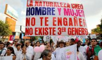 Manifestantes del Frente Nacional por la Familia participan en una marcha contra el matrimonio igualitario, este sábado 10 de agosto de 2016, en Guadalajara (México).