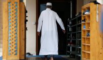 Un musulmán llega a la mezquita Yahya en Sotteville Les Rouen, cerca de la localidad Saint Etienne du Rouvray, Normandía (Francia).