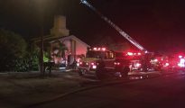 Fotografía facilitada por el Departamento Policial del Condado de Santa Lucía, que muestra a varios bomberos y policías en su intento de controlar las llamas en el Centro Islámico Fort Pierce de Florida, Estados Unidos.
