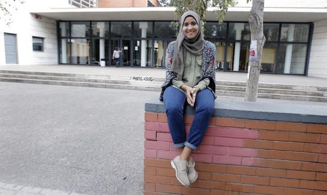 Takwa Rejeb, la joven musulmana a quien le fué denegada la entrada al instituto Benlliure de Valencia por llevar hiyab, hoy en la puerta del centro. 