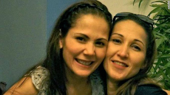 Maria Aurora Moynihan, derecha, junto a su hermana, la actriz Maritoni Fernandez.