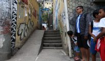 Habitantes de la favela Santo Amaro con temor de subir a su hogar en Río de Janeiro (Brasil)