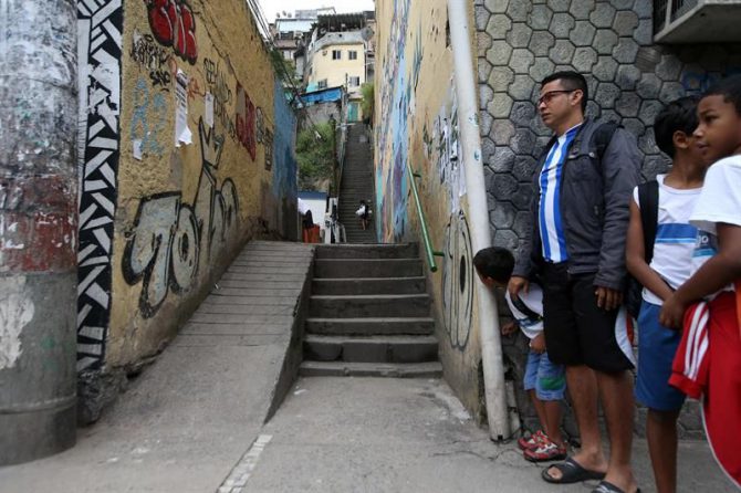 Habitantes de la favela Santo Amaro con temor de subir a su hogar en Río de Janeiro (Brasil)