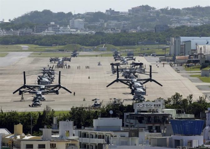 Vista general de la base aérea de la isla de Okinawa, al suroeste de Japón.