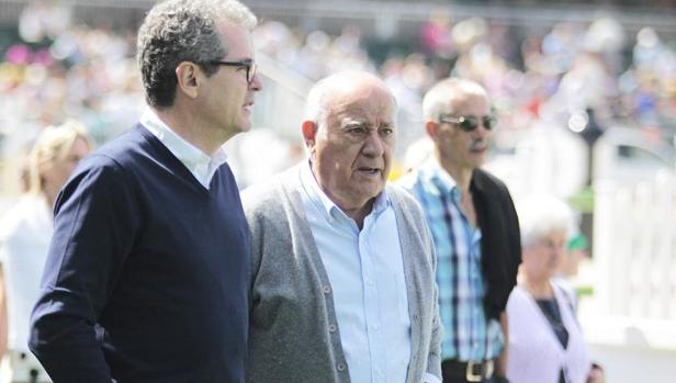 El fundador de Inditex, amancio Ortega (dcha.) junto al CEO de Inditex, Pablo Isla (izq.)