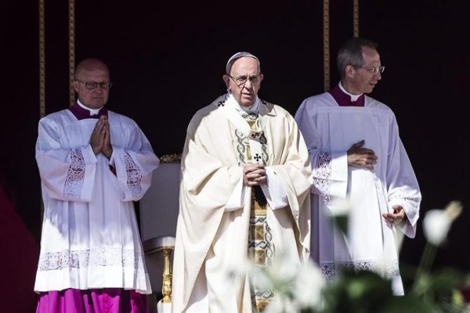 El Papa Francisco (c) se dirige a los congregados en la misa de canonización de la madre Teresa en la Plaza de San Pedro del Vaticano. 