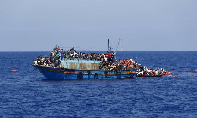 Inmigrantes en una patera a punto de volcar siendo rescatados frente a las costas de Libia. 