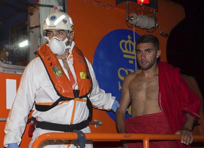 Uno de los inmigrantes magrebíes rescatados esta madrugada, a su llegada a bordo de una embarcación de Salvamento Marítimo al puerto de Motril (Granada).