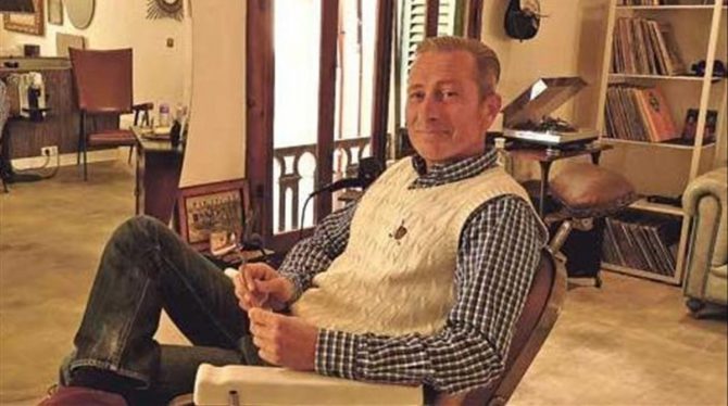 El peluquero holandés Bob Van den Hoek, en su salón de Palma.