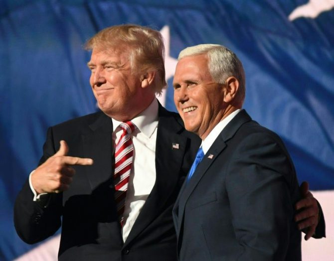 El aspirante republicano a la Casa Blanca, Donald Trump (I), y su candidato a vicepresidente, Mike Pence, tras un acto en Cleveland, Ohio, el 20 de julio de 2016