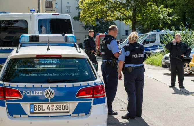 Policías hacen guardia junto a un edificio en Eisenhuettenstadt, en el este de Alemania.