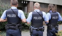 Tres policías alemanes frente al edificio donde se produjeron los hechos.