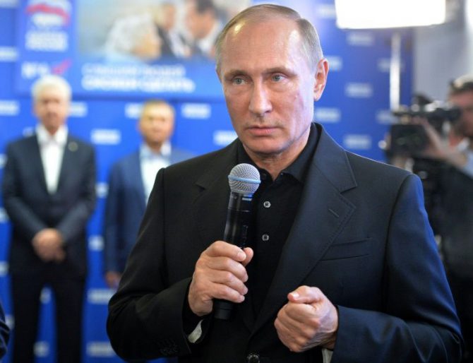 Vladimir Putin habla durante una visita al cuartel general de campaña de su partido, Rusia Unida, el domingo 18 de septiembre en Moscú
