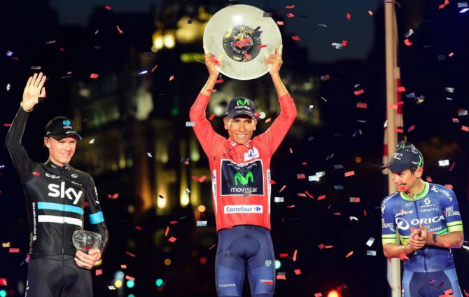 Quintana, escoltado en el podio por Froome y Chaves.