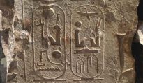 Fotografía facilitada por el Ministerio de Antigüedades egipcio de uno de los fragmentos de estatuas que arqueólogos egipcios y alemanes han descubierto y que pueden apuntar a la existencia de un templo del faraón Ramses II en la zona de Heliopolis, actualmente ubicada en un barrio populoso de El Cairo.
