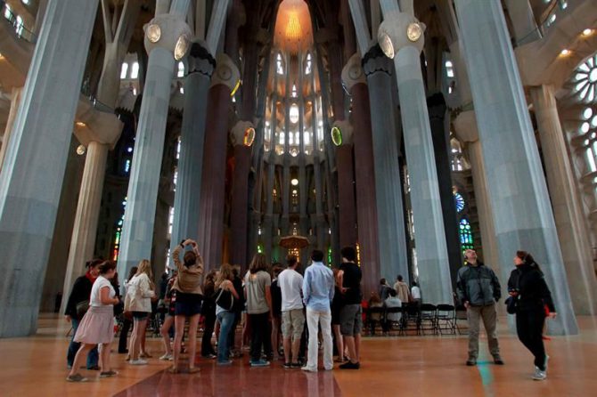 Turistas en la Sagrada Familia.