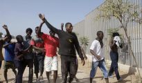 En la foto, un grupo de inmigrantes que acaban de entrar en Melilla gritan bozza (victoria).