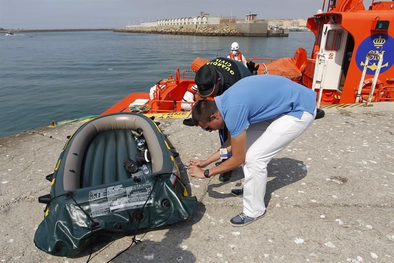 Una de la embarcaciones donde venían varias personas rescatadas por Salvamento Marítimo cuando intentaban cruzar el Estrecho, este martes en Tarifa.