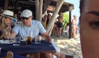 Pedro Sánchez, en un chiringuito en Mojacar