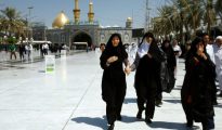 Unos musulmanes chiitas iraníes visitan el santuario del imán Abas en la ciudad iraquí de Kerbala el 9 de septiembre de 2016