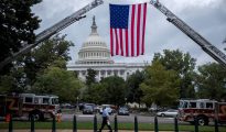 Vista de una bandera estadounidense desplegada desde dos camiones de bomberos durante una votación del Senado en el capitolio en Washington, DC, Estados Unidos.