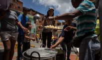 Un grupo de personas preparan un sancocho en la ciudad de Caracas (Venezuela).