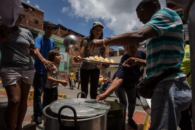 Un grupo de personas preparan un sancocho en la ciudad de Caracas (Venezuela). 