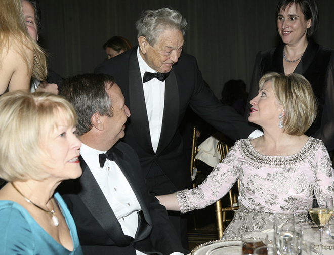 Soros saluda a Clinton en una cena de gala tras la toma de posesión de Obama. 