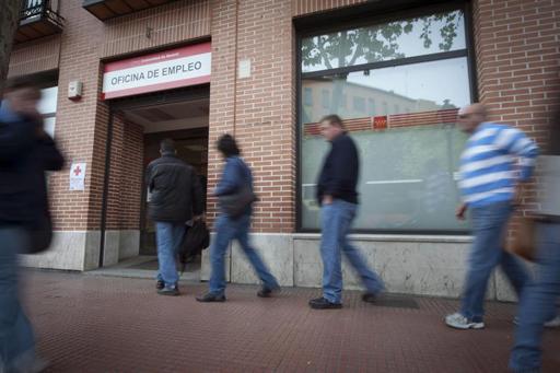 En la foto, un grupo de personas hacen cola en una oficina del INEM en Alcala de Henares (Madrid). 