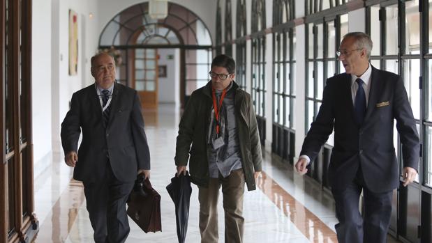 osé Sivianes (en el centro), en los pasillos del Parlamento andaluz