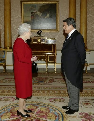 Federico Trillo y la Reina de Inglaterra.