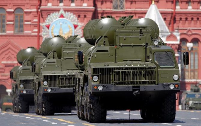 Unidades del sistema antiaéreo ruso s-400 durante un desfile en la Plaza Roja de Moscú el masado mes de mayo.