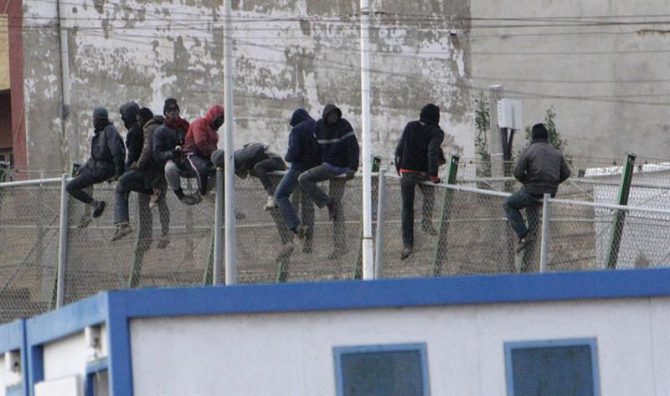 Una decena de inmigrantes permanecen encaramados en la valla de Melilla.