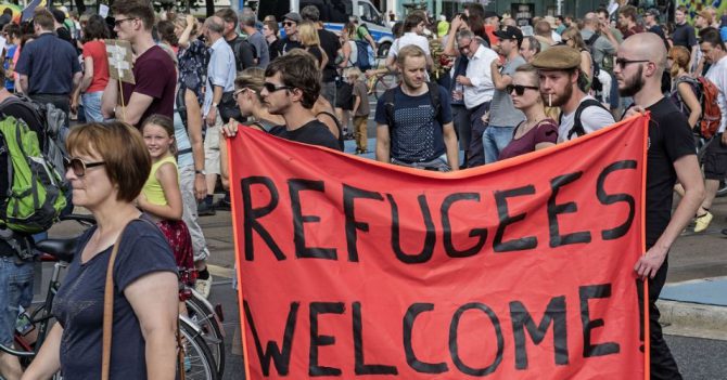 'Perroflautas' austriacos dan la bienvenida a los refugiados.