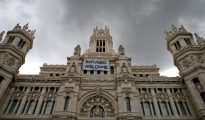 Detalle de una pancarta con la leyenda "Refugees Welcome" -"Refugiados, bienvenidos", colocada en la fachada del Palacio de Cibeles, sede del Ayuntamiento de Madrid.