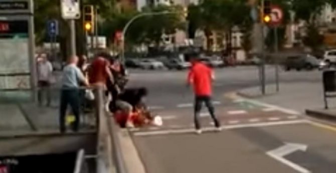 Dos jóvenes agredidos en Barcelona por llevar la camiseta de la selección española.