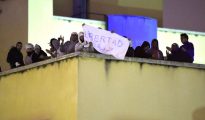 Los ilegales amotinados con un cartel reclamando "libertad".