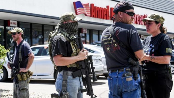 Ciudadanos estadounidenses armados con rifles y pistolas.
