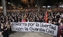 Concentració en solidaridad con la Guardia Civil tras la agresión a dos agentes y sus parejas en Alsasua, ayer frente a la Comandancia de la Guardia Civil en la Avenida de Galicia, en Pamplona.