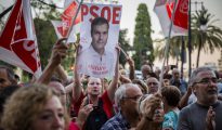 Militantes del PSOE se concentran en València en apoyo a Pedro Sánchez