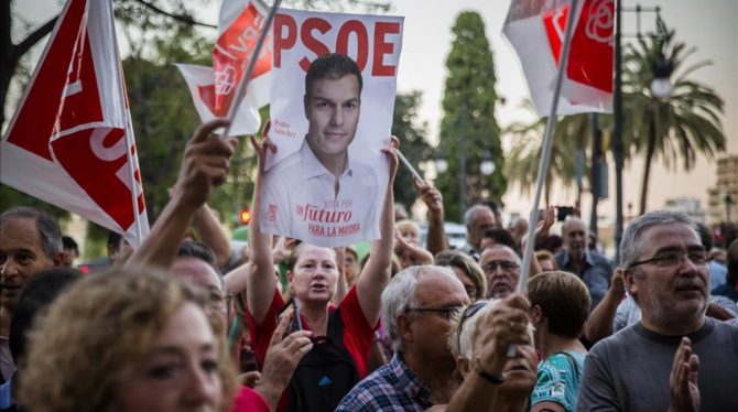 Militantes del PSOE se concentran en València en apoyo a Pedro Sánchez