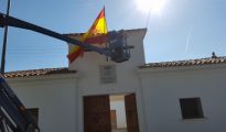 Imagen de la entrada del centro cultural sobre la que está la bandera española